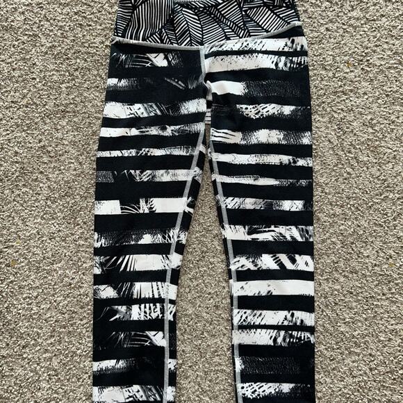 Lululemon Wunder Under Crop II Shady Palms Black White Stripe Banana Leaf sz 2 - Picture 1 of 4